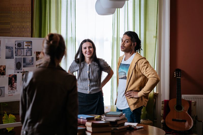 In der ersten Folge der Serie wurde Harry (Jane Seymour, links) von dem jungen Fergus (Rohan Nedd) bestohlen. Heute betreiben sie gemeinsam ein Detektivbüro - und Fergus ist mit Harrys Enkelin Lola (Rose O'Neill) liiert.