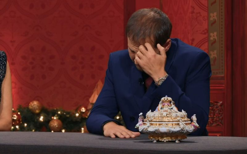 Julian Schmitz-Avila wirkt ratlos, als der Preis für das Drüselkästchen immer höher klettert - dann kommt ihm eine Idee.