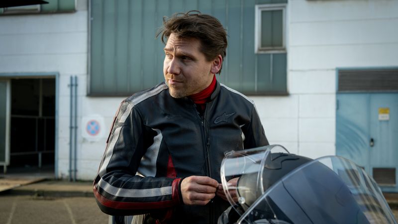 Mo Tudor (Hanno Koffler) misstraut der Frau, die in seiner Motorradschule anfängt. 