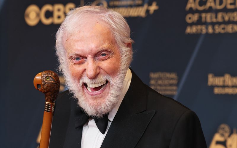 Er hat gut lachen: Dick van Dyke hat (bis auf den Oscar) alle Preise gewonnen, die die Unterhaltungsindustrie vergibt. Der Schauspieler, Komiker und Entertainer, der am 13. Dezember 100 Jahre alt wird, ist eine lebende Hollywood-Legende. Er ist nicht die einzige prominente Person, die ihren 100. Geburtstag erlebte. Die Galerie würdigt ihn und andere "Jahrhundertmenschen".  