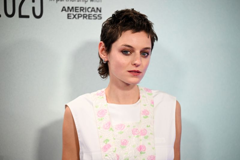 Verstellen? Das war einmal! In den letzten Jahren gaben viele Hollywood- und Musikstars an, dass sie non-binär oder nicht binär sind - so wie "The Crown"-Star Emma Corrin, die am 13. Dezember ihren 30. Geburtstag feiert. Das bedeutet, sie fühlen sich weder dem weiblichen, noch dem männlichen Geschlecht zugehörig. Welche Promis sich ebenfalls als non-binär identifizieren, zeigt die Galerie. 