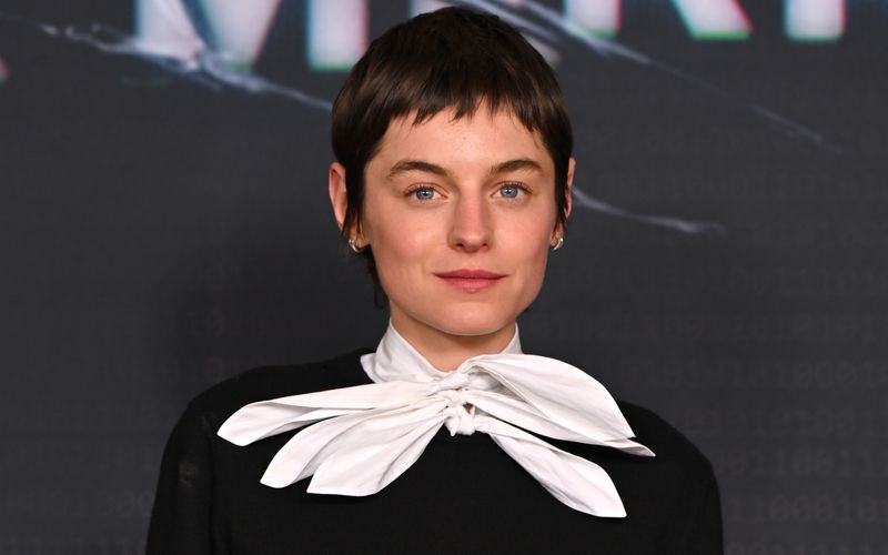 Emma Corrin postete bei Instagram ein Bild von sich mit einm selbstgemachten Brustbinder und änderte im Profil die sichtbaren Pronomen in "she/they": Der "The Crown"-Star  identifiziert sich seit 2021 als nichtbinär. Es sei "eine Reise", schrieb Corrin, "mit vielen Wendungen und Veränderungen".