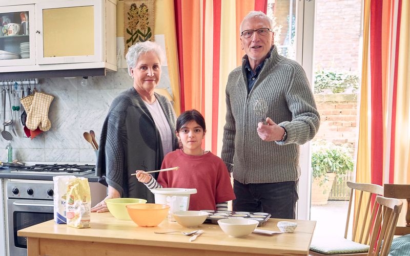 Oma, Opa und Enkelin? Könnte man fast meinen. Anna (Katerina Jacob) und "Herr Kurtz" (Ernst Stötzner) kümmern sich um die kleine Pia (Soraya Maria Efe).