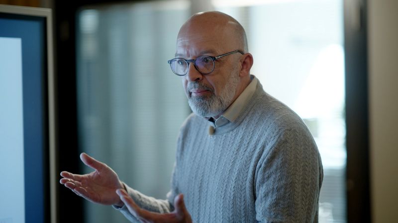 "Die Stimmung in Form dieser Erwartungen kann auch besser werden, ohne dass jetzt schon konkret Aufträge da sind", erklärt Timo Wollmershäuser vom Münchener ifo-Institut.