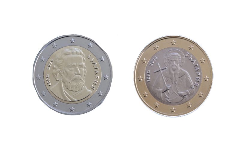 Auf den Rückseiten der bulgarischen Zwei- und Ein-Euro-Münzen sind der heilige Païssi von Hilandarund und Iwan Rilski mit Kreuz und Schriftrolle zu sehen.