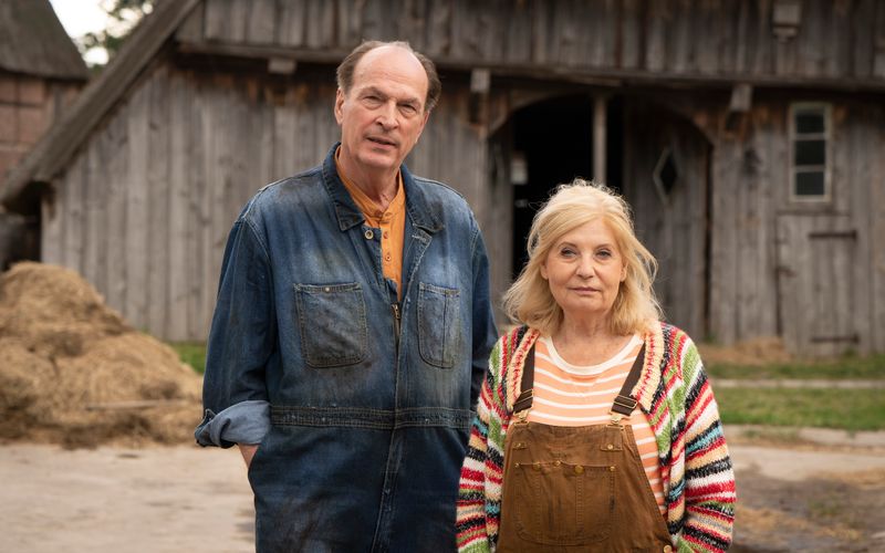 Die Anwältin Isabel von Brede (Sabine Postel) und ihr Kanzleipartner Markus Gellert (Herbert Knaup) "genießen" das Landleben - in Blaumann und Gummistiefeln.
