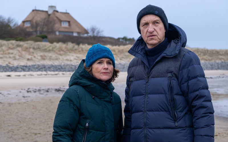 Was ragt denn da aus dem Watt? Bei einem winterlichen Spaziergang entdecken Tabea Krawinkel (Victoria Trauttmansdorff, l.) und Carl Sievers (Peter Heinrich Brix, r.) etwas Ungewöhnliches im Watt. Auch in ihrem neuesten Fall "Nord Nord Mord - Sievers und die stillen Austern" (Montag, 15.12., 20,15 Uhrm, ZDF) zeigt sich Sylt nicht nur von seiner tödlichen, sondern auch von seiner schönsten Seite. Wo genau gedreht wird, verrät die Bildergalerie.
