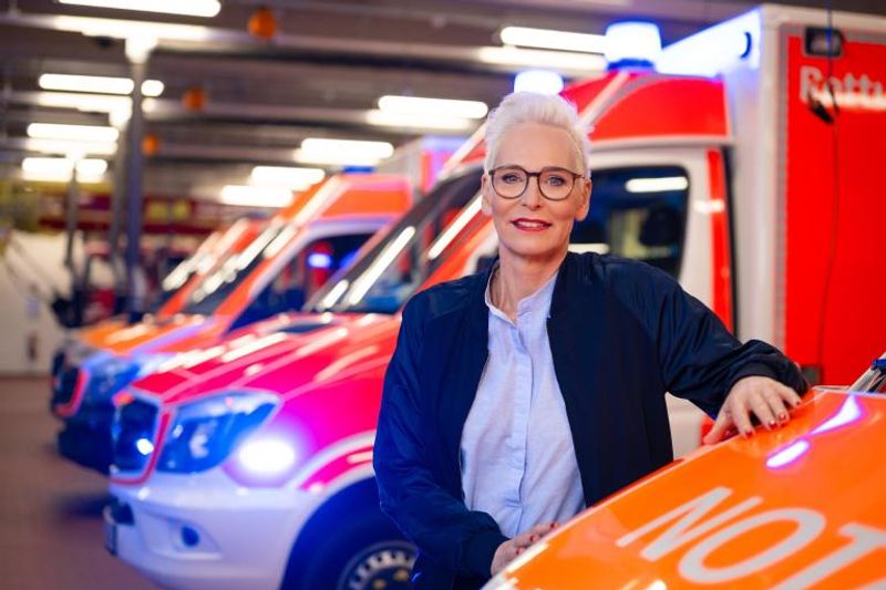 Bärbel Schäfer sei "mit ihrer Erfahrung, ihrer Glaubwürdigkeit und Authentizität" die perfekte Moderatorin für den "Notruf", sagt SAT.1-Chef Marc Rasmus. In einem "Notruf Spezial" kehrt sie an den Schauplatz eines Hoteleinsturzes in Kröver zurück.