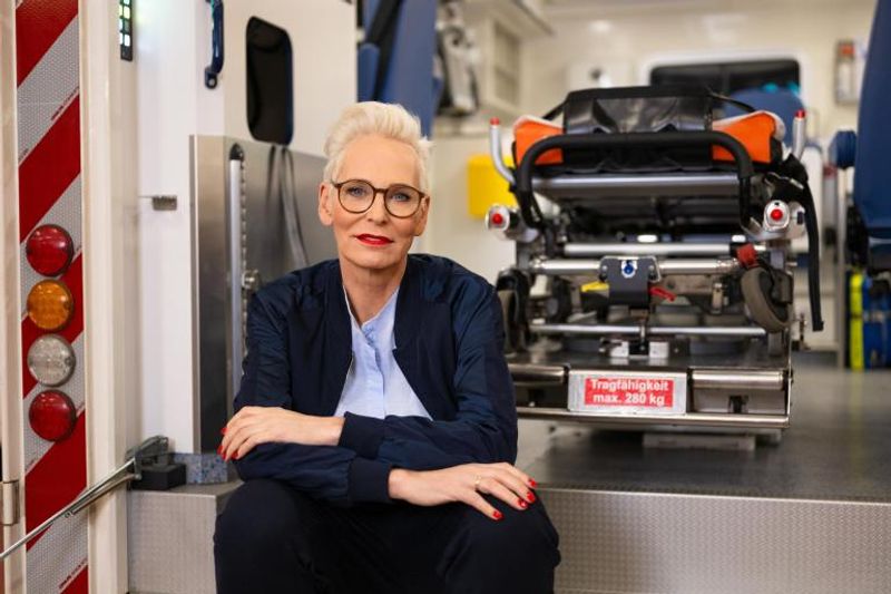 Bei RTL war sie in 1.500 Sendungen das Gesicht des Senders. Nun moderiert Bärbel Schäfer  bei SAT.1 den "Notruf", der die Retter von in Not geratenen Menschen würdigt.