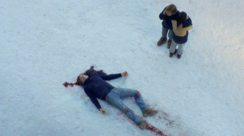 Sandra (Sandra Hüller, links) und Sohn Daniel (Milo Machado Graner) stehen vor der Leiche von Samuel (Samuel Theis). Was ist bloß geschehen? 