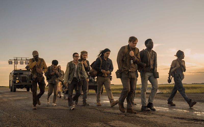 Eskortiert von Soldaten müssen die Teenager in "The Long Walk - Todesmarsch" laufen, bis sie nicht mehr können. Wer vorzeitig schlapp macht, wird erschossen.