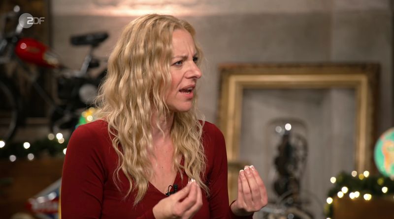 Ein Koffer sorgte in der Montagsausgabe von Horst Lichters ZDF-Trödelshow "Bares für Rares" für angewiderte Reaktionen. Statt Sammlerfreude lag ein "penetranter, chemischer" Geruch in der Luft. Weder Expertin Annika Raßbach noch die Händler waren begeistert.