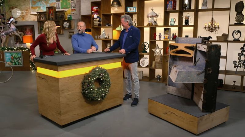 Schon auf den ersten Blick sah Lichter, "wie ausgeblichen die Farben sind", die einst in kräftigem Dunkelblau und Rot leuchteten. Raßbach lachte und stimmte der "Expertise im Schnelldurchlauf" sofort zu. An dem Koffer, den Jürgen aus Winterberg vor 15 Jahren von einem Freund geschenkt bekommen hatte, gab jedoch noch deutlich mehr auszusetzen.