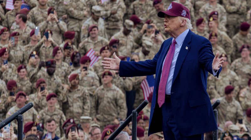 Make America great again! Präsident Donald J. Trump vor US-Truppen bei seiner Rede zum 250. Geburtstag der Armee auf der Militärbasis Fort Bragg am 10.06.2025.