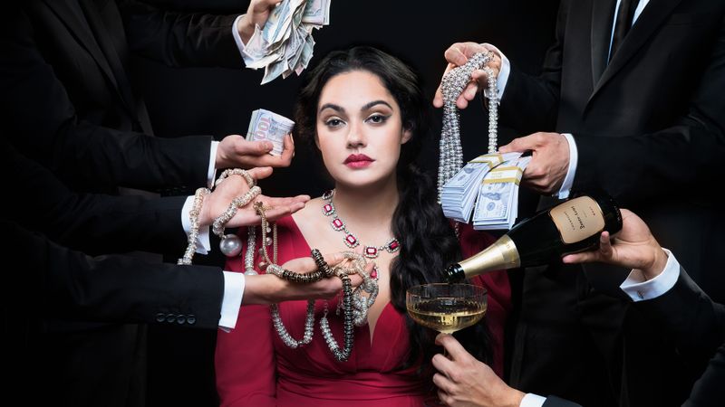 Ruja Ignatova (Nilam Farooq), oft als Krypto-Queen bezeichnet, verschwand 2017 spurlos und steht heute auf der Fahndungsliste des FBI. Sie gilt als eine der meistgesuchten Frauen des Planeten. Weltweit investierten Millionen Menschen in OneCoin. Der Gesamtschaden wird auf mehrere Milliarden Euro beziehungsweise Dollar geschätzt. 