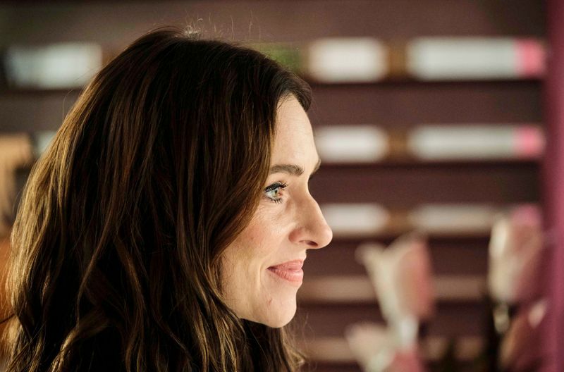 Pony (Kim Riedle) war noch vor etwa zehn Jahren eine der meistfotografierten Frauen Deutschlands. Ein sogenanntes It-Girl, das von seinem Ehemann und Manager vermarktet wurde. Dann zog sich Pony ins Privatleben zurück und bekam zwei Kinder. Ihre Ehe befand sich zuletzt in deutlicher Schieflage - als ein tragischer Unfall passiert. Oder war es Mord?