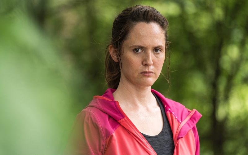 Julia (Emily Cox) weiß, dass sie es nicht leicht haben wird, dennoch möchte sie dafür kämpfen, wieder in ihr altes Leben zurückkehren zu können.