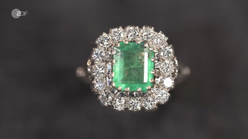 Fast heller als der Weihnachtsbaum im Studio funkelte der Entourage-Ring, der für seine Besitzerin zum unverhofften Geldsegen wurde.