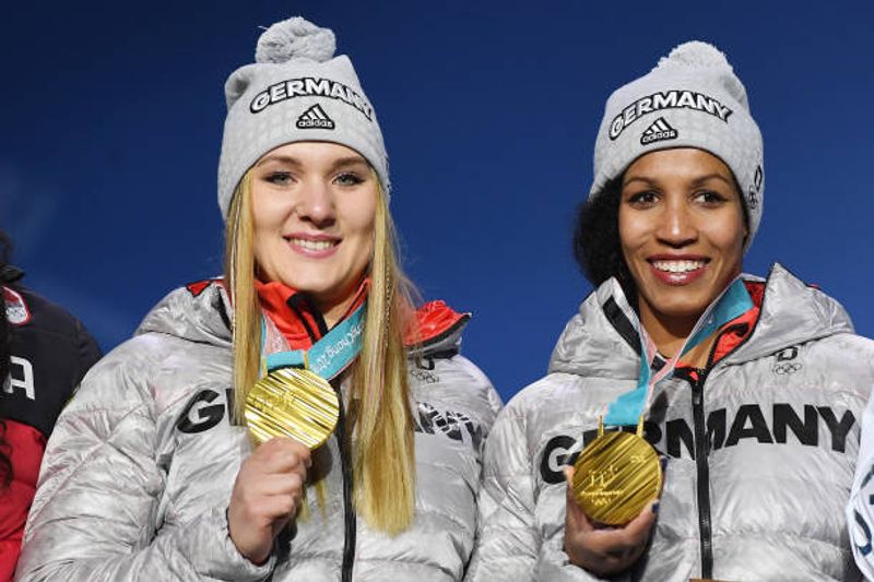Erfolgreiches Duo: Anschieberin Lisa Buckwitz (links) und Pilotin Mariama Jamanka bei der Siegerehrung für die Goldmedaillengewinnerinnen im Zweierbob bei den Olympischen Spielen in PyeongChang 2018. 