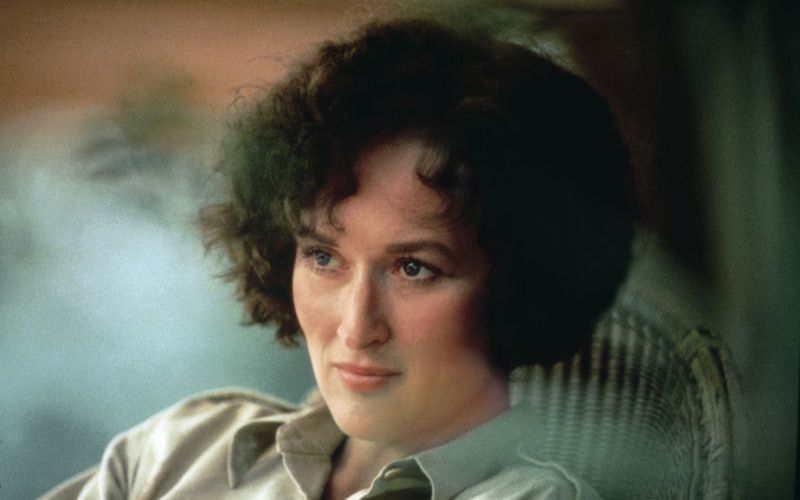 21 Oscar-Nominierungen, mehr als jeder andere Schauspieler, hat sie erhalten. Dreimal gewann Meryl Streep den Academy Award, neunmal den Golden Globe. Ihre Karriere umfasst aber mehr als eine rekordverdächtige Anzahl von preisgekrönten Filmen. Was ihr Schaffen so einzigartig macht, ist ihre Wandlungsfähigkeit. Anlässlich der 40-jährigen Jubiläums von "Jenseits von Afrika" zeigt unsere Galerie Meryl Streep in ihren besten Rollen ... 