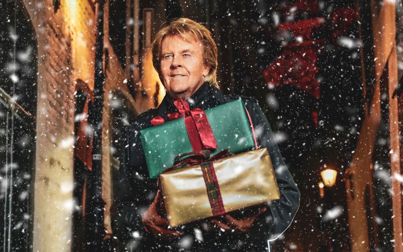 Howard Carpendale hat sein Weihnachtsalbum "Happy Christmas... Again!" von 2021 um fünf weitere Lieder und vier persönliche Botschaften ergänzt.