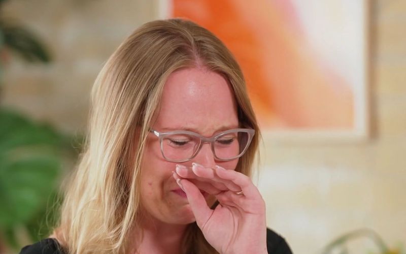 Julia kommen beim Anblick ihres Films die Tränen. 