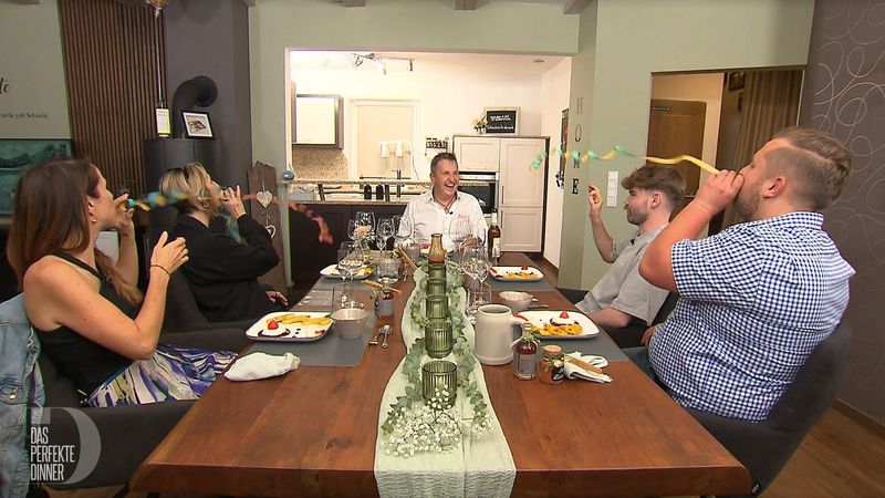 An Tag 2 trifft sich die Würzburger "Dinner"-Runde bei Jürgen (54) in Güntersleben.