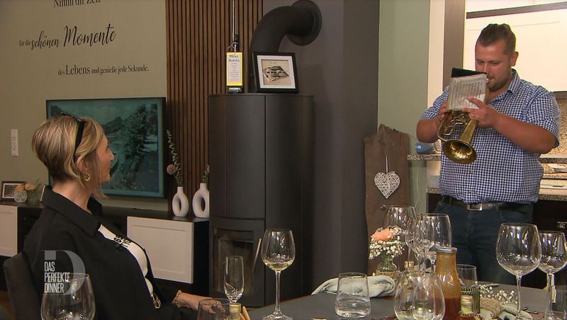 Florian (24) spielt Bianca (58) ein Überraschungs-Geburtstagsständchen.