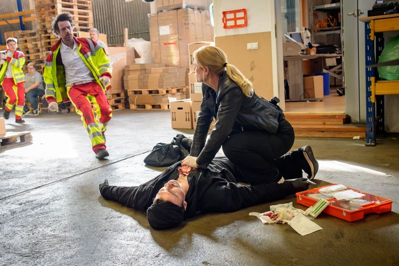 Oberkommissar Jan Maybachs Sohn, Rettungssanitäter Benni (Maximilian Klas, links), ist beim Einsatz in einem Baustoffcenter, der überfallen wurde, ebenfalls vor Ort. Eine Person wurde von Schüssen getroffen, Hauptkommissarin Ina Zimmermann (Melanie Marschke) und ihre Kollegen konnten die Täter nicht fassen.