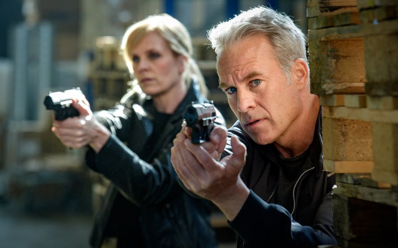 Auf ein Baustoffcenter wurde ein Raubüberfall begangen. Ina Zimmermann (Melanie Marschke) und Jan Maybach (Marco Girnth) von der SOKO Leipzig halten das Geschehen im Auge, denn noch sind die Täter vor Ort.