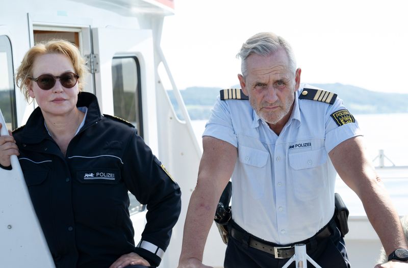 Nele Fehrenbach (Floriane Daniel) und Paul Schott (Tim Wilde) können nicht glauben, wer sie zur Leiche geführt hat.