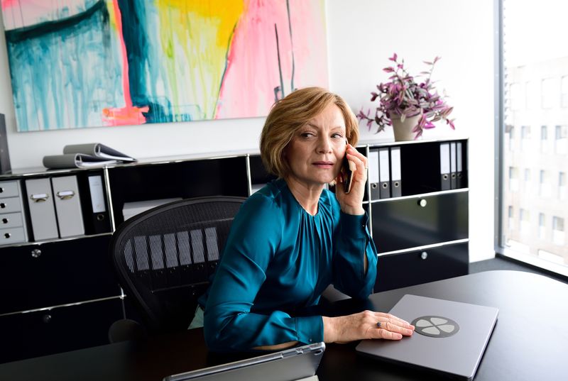 Viktoria Fildermann (Marion Mitterhammer) meldet das Verschwinden ihres Mannes. 