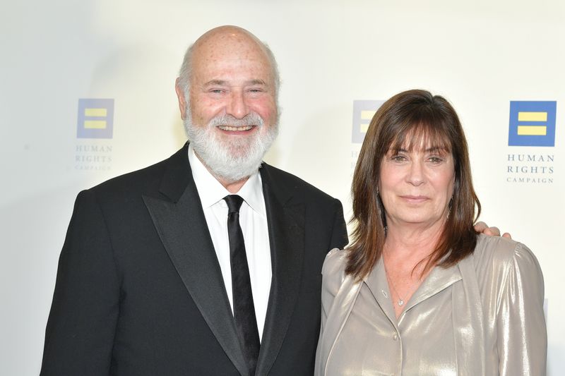 Rob Reiner und seine Ehefrau Michele Singer wurden am Sonntag tot in ihrer Villa aufgefunden. Gegen ihren Sohn Nick wurde nun Anklage wegen Mordes erhoben.