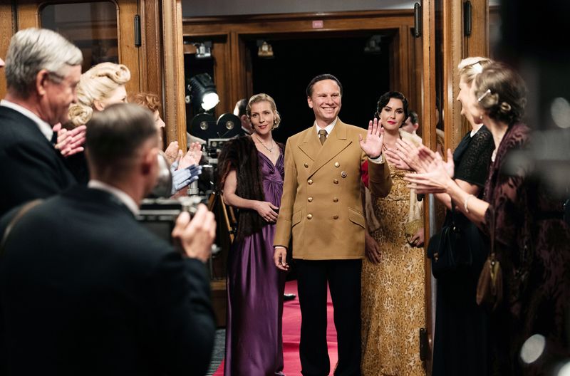 Bei einer Filmpremiere lassen sich Magda Goebbels (Franziska Weisz, links), Joseph Goebbels (Robert Stadlober) und Lida Baarova (Katia Fellin) feiern. 