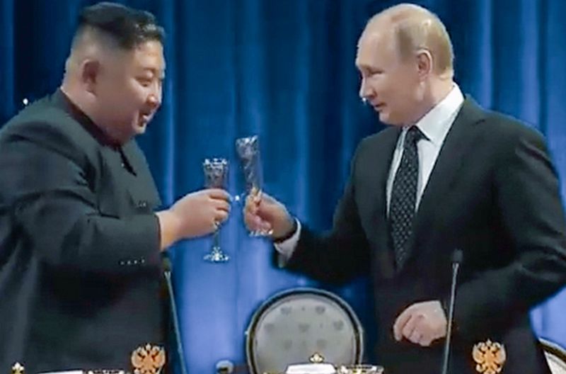 Wladimir Putin (rechts) bei einem Treffen mit dem nordkoreanischen Präsidenten Kim Jong Un. Der liefert ihm vor allem Soldaten.