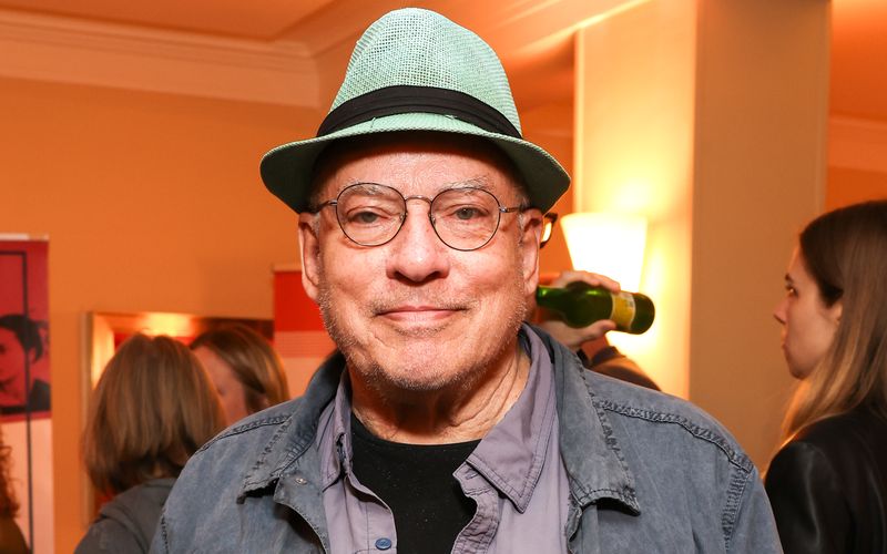 Schrille Auftritte waren das Markenzeichen von Rosa von Praunheim. Der 1942 in Lettland geborene Filmemacher zählte zu den Vorreitern der Schwulenbewegung in Deutschland: Sein Dokumentarfilm "Nicht der Homosexuelle ist pervers, sondern die Situation, in der er lebt" war 1971 ein Meilenstein der Emanzipationsbewegung und sorgte bei seiner TV-Ausstrahlung ein Jahr später für einen Skandal. 