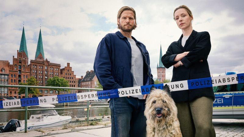 Sebastian Ströbel als Ex-Bulle Eric Seeler und Friederike Linke als Kommissarin Hannah Vogt ermitteln samt Seelers Hund in Lübeck. Der erste Film einer geplanten Reihe spielt im maritimen Milieu und erzählt von einem Streetworker (Ströbel) und seinen jugendlichen Schützlingen.