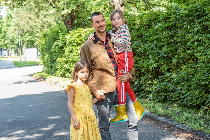 Nach der Trennung sieht Ben (Florian David Fitz, Mitte) seine Kinder Lili (Laurì, links) und Erna (Ava Petsch) nur noch selten. 