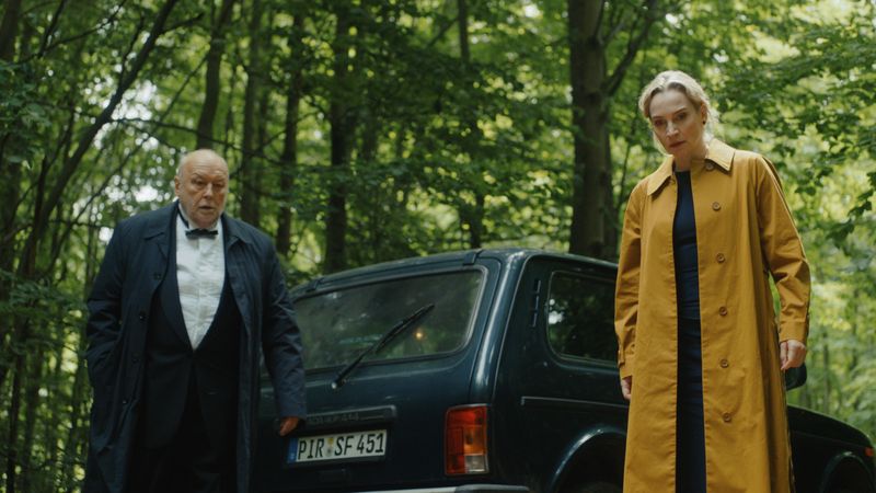 Försterin Saskias Onkel Fritz Bergelt (Thomas Thieme) und Luise Wolf (Jana Klinge) kennen sich vom Opernverein. Sie waren gerade auf dem Weg nach Chemnitz zu einer Aufführung von "Der Freischütz", als sie am Wegesrand die Leiche von Karl Zenker entdeckten.