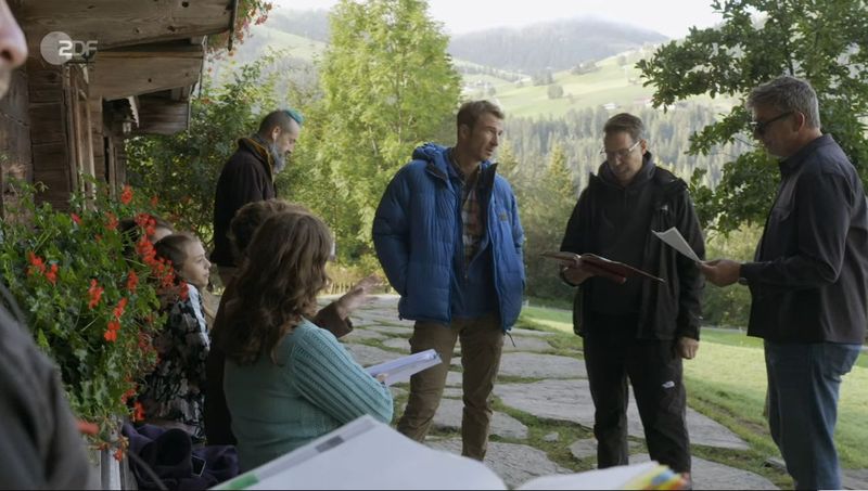 Am Set ist Sigl (rechts) für das ganze Team da.