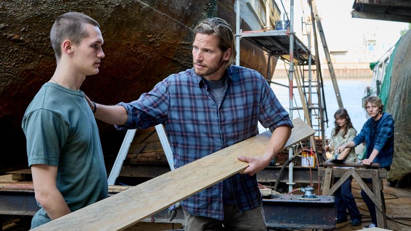 Der 17-jährige Paul Andersen (Tristan Witzel, links) gerät unter Mordverdacht. Streetworker Eric Seeler (Sebastian Ströbel, weiter von links) betreut auch die Jugendlichen Lissy Nowak (Katharina Kron) und Tino Peters (Julius Gause). Gemeinsam restaurieren sie in einem Projekt Boote am Lübecker Hafen.
