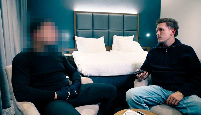 Filmemacher  Mirco Seekamp (rechts) befragt einen sogenannten Mordmakler, der Kinder und Jugendliche für Straftaten rekrutiert.