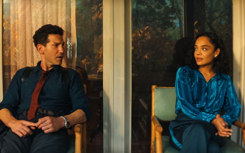 Der Polizist Jack Harper (Jon Bernthal) und die Nachrichtensprecherin Anna (Tessa Thompson) suchen beide einen Mörder.