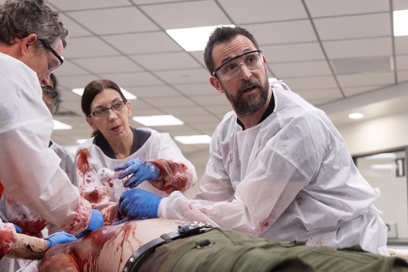 15 Stunden Schicht im Krankenhaus, fünf Emmys und ein Debüt: Mit dem mehrfach prämierten Medical Drama "The Pitt" schickt HBO Max zu dessen Deutschland-Start einen echten Kracher ins Rennen. Auch sonst startet das Streaming-Jahr 2026 verheißungsvoll - unter anderem mit Agatha Christie, Marvel-Nachschub und einer neuen Staffel von "Bridgerton".