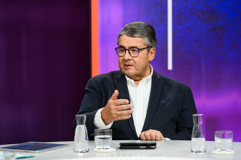 "Sie tun so, als hätte es das alles nicht gegeben", konterte der ehemalige Außenminister Sigmar Gabriel (SPD) Prechts Vorwürfe, dass Europa bislang keine "diplomatische Großoffensive" gegenüber Russland gestartet habe.