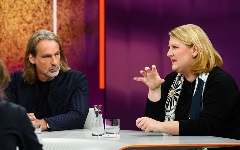 Schriftsteller Richard David Precht bekam bei "Maybrit Illner" viel Gegenwind - unter anderem von der Politikwissenschaftlerin Liana Fix.