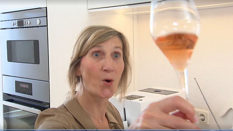 Chin-Chin mit Schampus: Final-Gastgeberin Bianca (58) ist großer Champagner-Fan