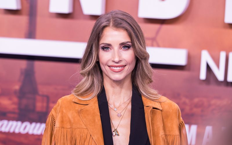 Cathy Hummels nimmt die Herausforderung "Promi-Darts-WM" an.