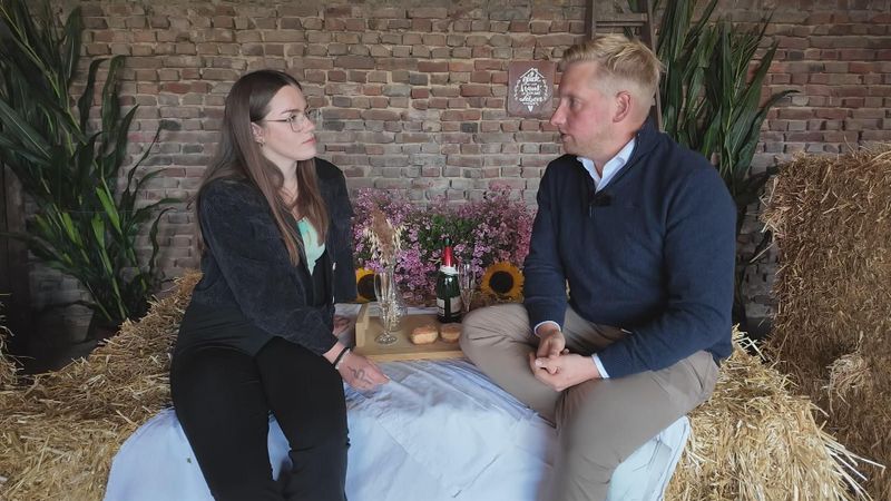 Hofdame Jenny wünscht sich mehr Nähe zu Bauer Daniel.