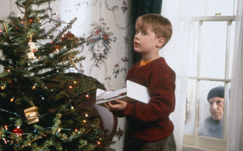 "Kevin - Allein zu Haus" mit Macaulay Culkin (links) und Joe Pesci gehört für viele ebenso zu Weihnachten wie der Weihnachtsbaum und die Geschenke. Der Film ist Heiligabend, 20.15 Uhr, bei SAT.1 und bei Disney+ zu sehen.